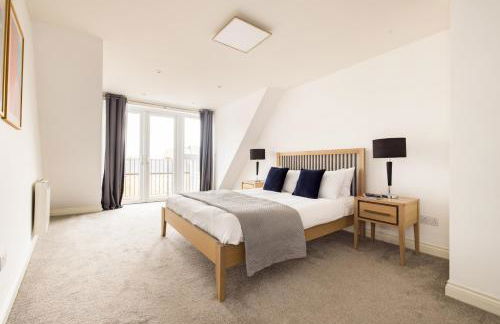 Staines City Centre by Charles Hope - Foto 1