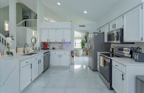 Lovely 4 Bed Oasis In the mix of everything - Photo 3