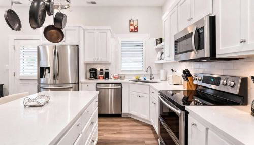 Charming Home in the Highlands W Private Backyard - Foto 4