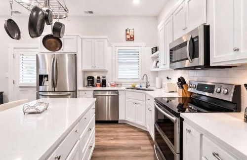 Charming Home in the Highlands W Private Backyard - Foto 57