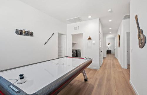 Spacious 5BR Getaway w Game Room & Modern Comfort - Photo 56