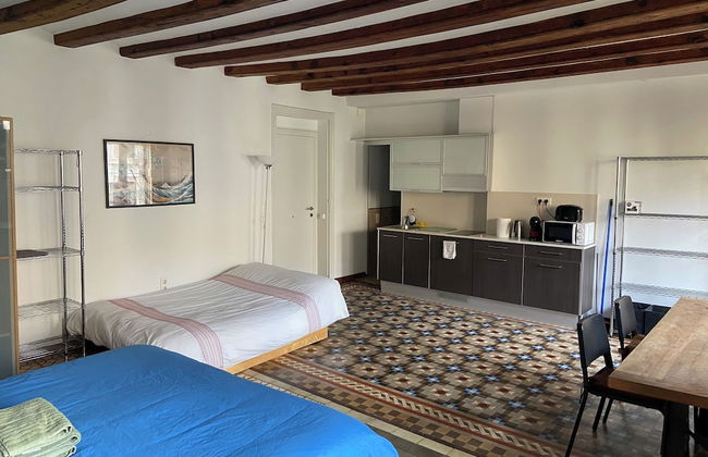 Lovely 2-bed Apartment in Barcelonas Best Location - Photo 3