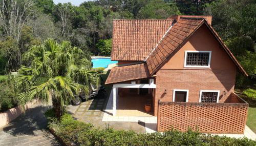 Linda casa em condomínio ecológico de alto padrão a 1h de SP, Terreno de 1500m2 com amplo gramado e piscina, WiFi para Home Office, Área gourmet com churrasqueira, forno de pizza e lareira aconchegante - Foto 2