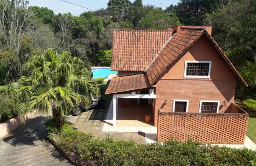 Linda casa em condomínio ecológico de alto padrão a 1h de SP, Terreno de 1500m2 com amplo gramado e piscina, WiFi para Home Office, Área gourmet com churrasqueira, forno de pizza e lareira aconchegante - Foto 2