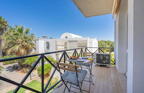 Elegant Flat with Pool & Balcony by HostWise - Foto 11