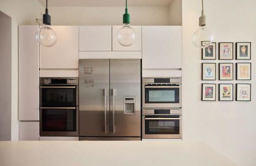 The Clapham Crib - Spacious 4BDR House with Patio - Photo 6