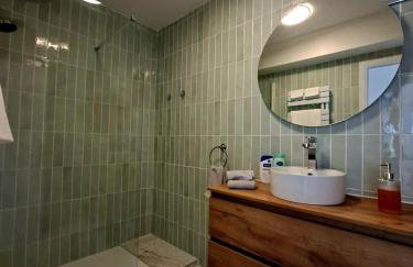 Elegant and comfortable 3 room, beach & transport within walking distance - Photo 29