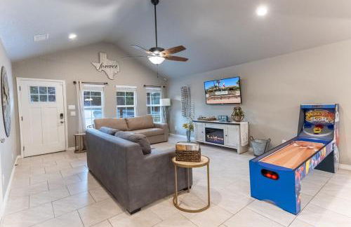 Neon Vibes Outdoor TV Hot Tub Arcade Room - Foto 42