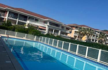 Lake View Apartment with Private Garden& Parking, Residence Pool & Tennis Court - Foto 1