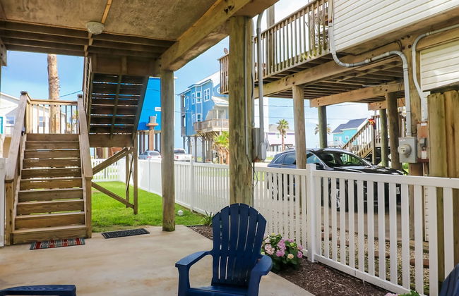 2nd Row Beach Home Ocean Views Old School Vibes - 1 min Walk to Sunny Beach - Foto 33