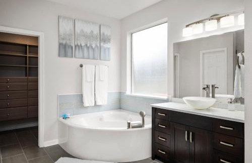 Upscale 4BR Cypress Home w Pool, Hot Tub, Theater, Sleeps 20 - Foto 35