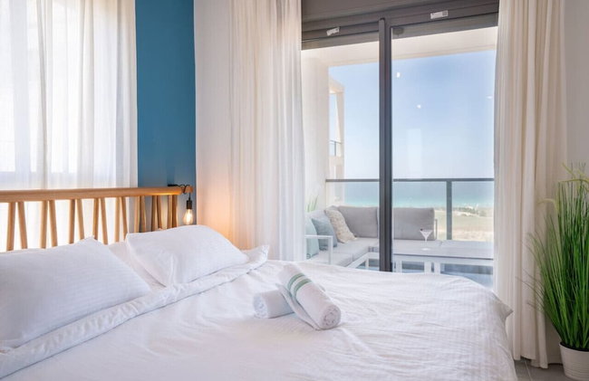 Stylish Seaside Escape with Balcony by Sea N' Rent - Foto 8