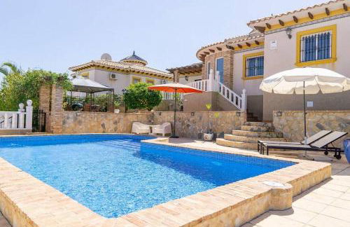 Casa Lilly-Rose, a beautiful 3 bedroom detached villa a short walk to the Villamartin Plaza & Golf course - Foto 1