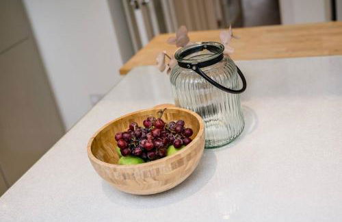 Pass The Keys Picture Perfect Haven in Didsbury Village - Free Parking & EV Station - Photo 15