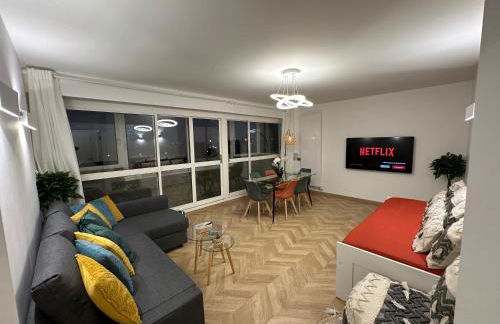 PARIS PANTIN Magnifique Appartement 4 pièces de 108m2 avec 2 PARKING intérieur - très cosy pour 1 à 12 personnes - Entièrement refait à neuf ENTIRE APARTMENT LUXURIOUS AND WARM - PANTIN PARIS 19 ème FREE WIFI GRATUIT - Foto 9