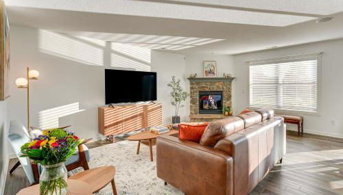 Private Yard and Pond Views Fort Wayne Family Home! - Foto 2