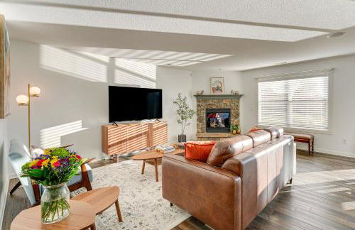 Private Yard and Pond Views Fort Wayne Family Home! - Foto 2