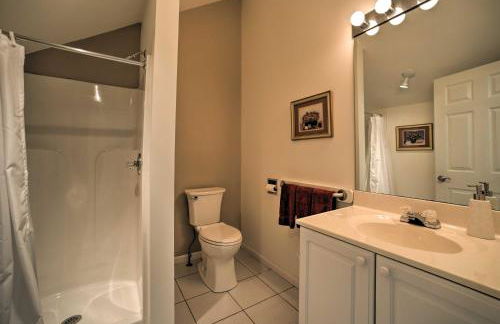 Lakefront Bolton Retreat with Balcony and Views! - Foto 15