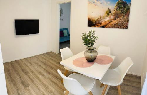 Prime Host Balcony Apartment - Photo 13