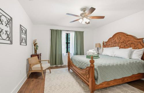 Boho Retreat with 2 Masters and Plenty of Space - Foto 47