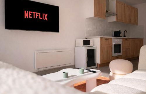 Le Sweet - By BEST KEYS - Suite Design avec Spa Privatif Balnéo - Centre-Ville - Lit Queen Size - Smart TV Netflix - Ambiance Romantique - WiFi Fibre - Check-in Autonome - Foto 8