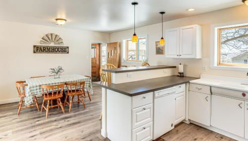 Patio and Mountain Views Farmhouse in Mancos! - Foto 3