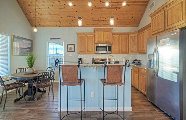 Group Getaway w/ Pool, Boat Dock 2 Homes Laguna Village Retreat by Avantstay - Foto 53