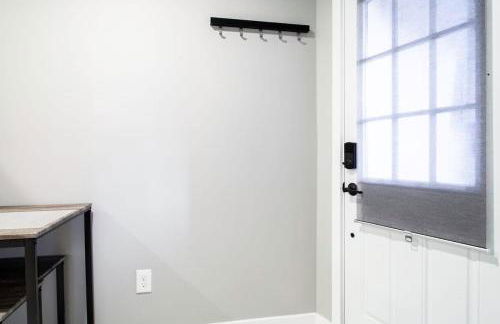 Centrally-Located Well-Decorated Solar-Powered - Foto 10