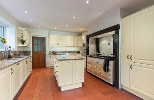 Stunning Countryside Home in Surrey by 53 Degrees Property, Ideal for Family Getaways, Private Tennis Court! - Foto 23