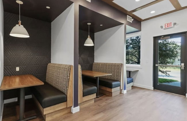 Glamorous 2B2BA with patio views and gym - Foto 28