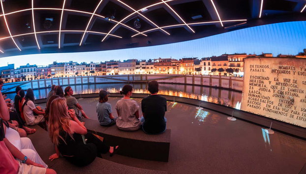 Entrada a las Setas de Sevilla - Foto 3, Visionando la película multisensorial Feeling Sevilla