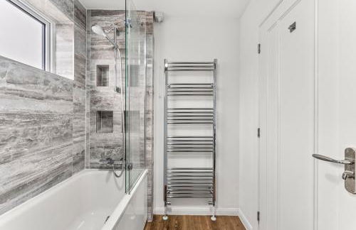 Elegant Retreat in Cheltenham - Garden & Parking Included - Foto 46