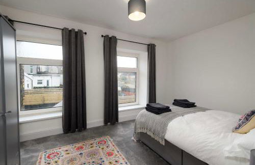 Spacious 3BR Home w Terrace - Ideal for Groups - Photo 3