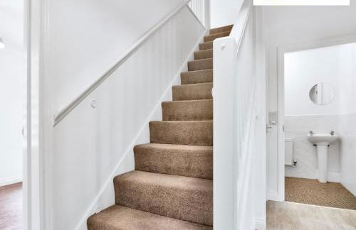 LONG STAYS 30pct OFF - Comfy 3 Bed House near City Centre - PS4 - PARKING By Klarok Short Lets & Serviced Accommodation - Photo 17