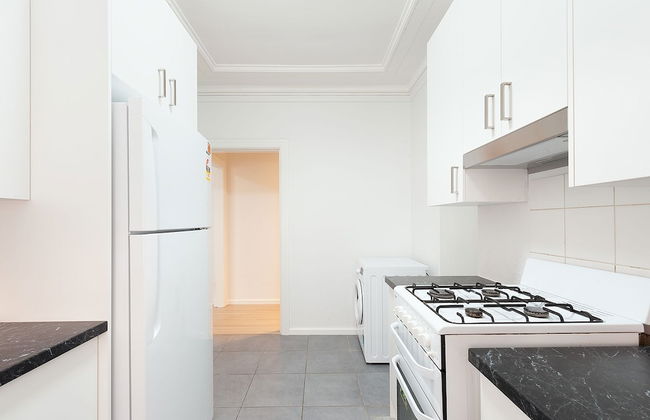 Newly Renovated Apt Close to CBD Unit 1 - Photo 5