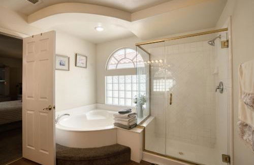 home suite in perfect location - Foto 14