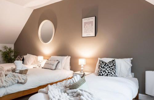 Stylish 5Bedroom Getaway in Quiet Mildenhall Area - Photo 14