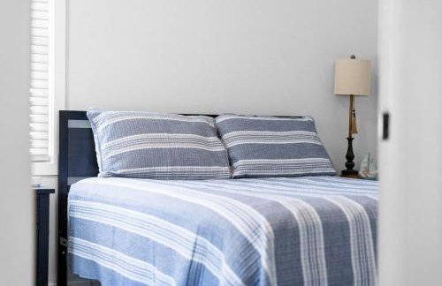 Private Downtown Bungalow Near Riverwalk & Beaches - Photo 5