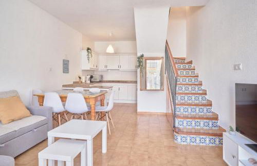 Sunny Coastal Retreat with Pool & Terrace - Foto 7