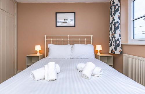 Dulcote Gem 3 Bed 3 Bath Parking & Cathedral Views - Photo 2