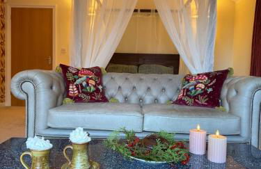 Romantic Luxury Cabin & Hot Tub near New Forest Dorset - Photo 1