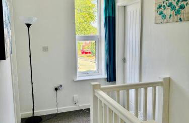 #56 4-Bedroom House Near Shops with Free Parking - Foto 27