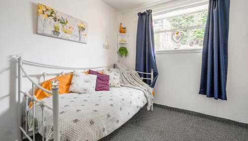 2 Bed Chalet - Sleeps 3 - River and mountain views - Foto 3