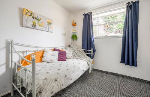 2 Bed Chalet - Sleeps 3 - River and mountain views - Foto 3