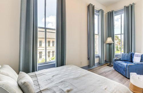 Walk to The Strand Historic Family Base with Yard! - Foto 28