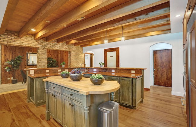 8BR Gem With Pool, Lake View & Tons of Amenities! - Foto 71