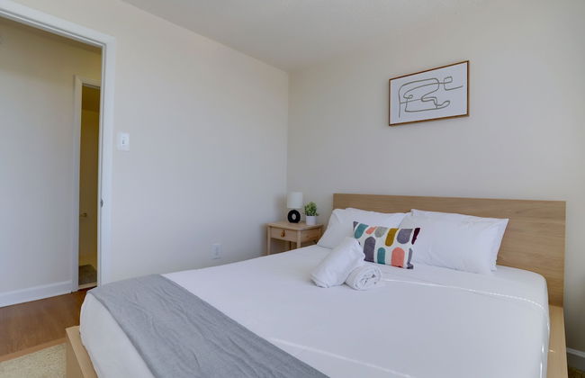 Gorgeous Apt with Rooftop City View - Photo 5