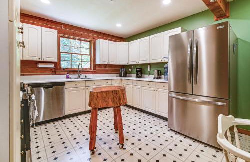 1 Mi to Rangeley Lake Cabin with Wraparound Deck! - Foto 9