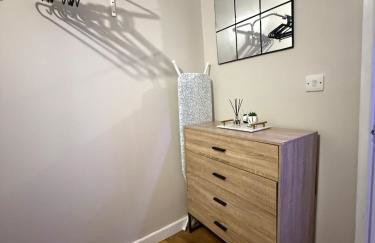 Luxury Modern Apartment, Sleeps 4 and Games Room - Photo 7