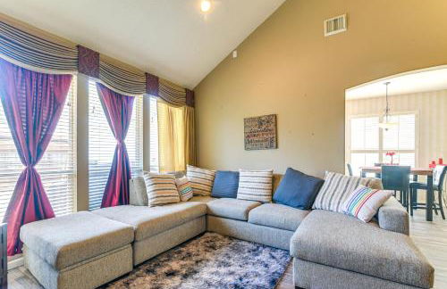 Patio, BBQ and Yard Family Retreat in Pearland - Photo 4